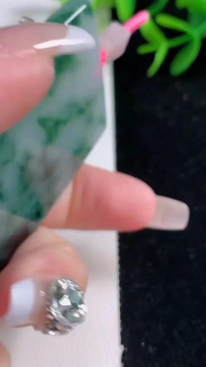 天然A货翡翠飘花一念之间吊坠，尺寸60.6-43.3-5.6，重量:38.90g
12月27日