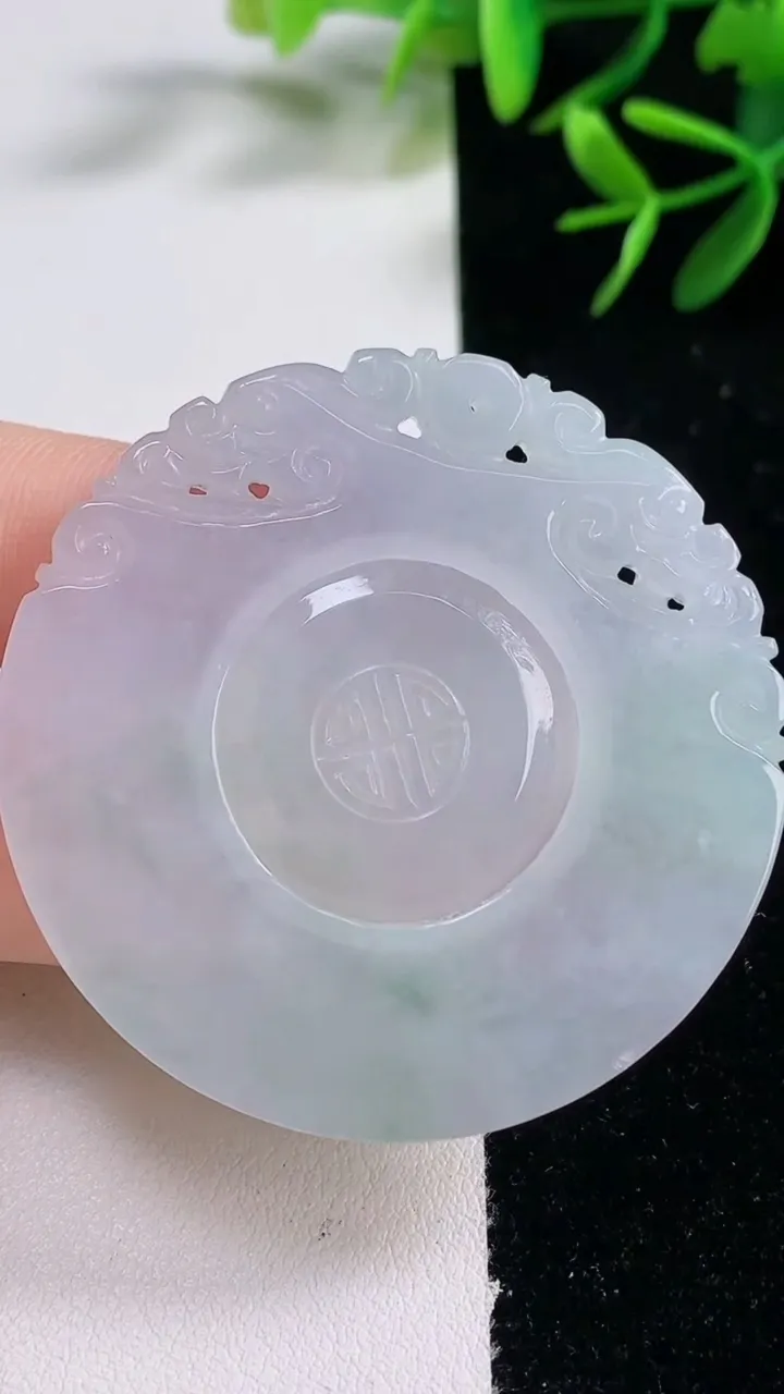 天然A货翡翠飘花仿古牌吊坠，尺寸49-3.7，重量:21.06g
12月27日