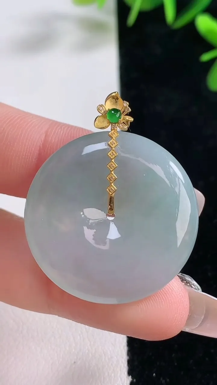 天然A货翡翠平安扣吊坠，尺寸29-5.6，重量:10.94g
12月27日