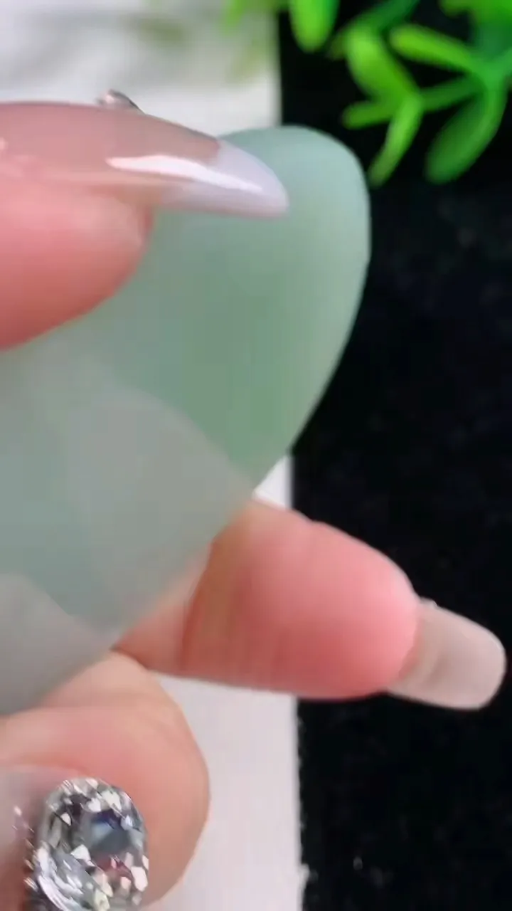 天然A货翡翠大势至菩萨吊坠，尺寸61.4-43.6-11，重量:59.53g
12月27日