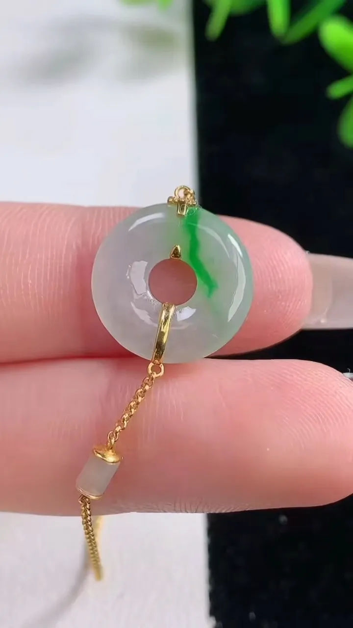 天然A货翡翠平安环吊坠，尺寸15.2-2.4，重量:2.15g
12月27日