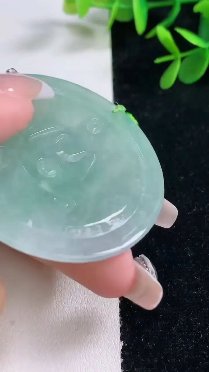 天然A货翡翠观音菩萨吊坠，尺寸53.7-6.2，重量:33.74g
12月27日