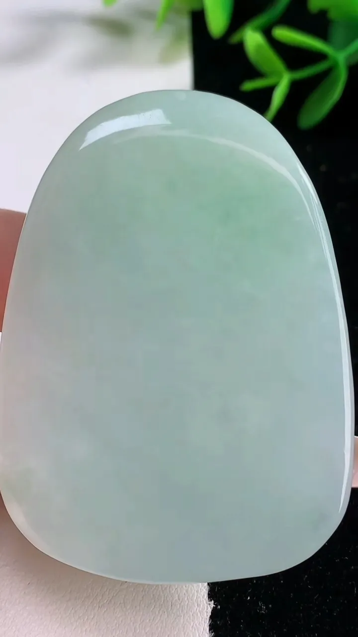 天然A货翡翠大势至菩萨吊坠，尺寸61.4-43.6-11，重量:59.53g
12月27日