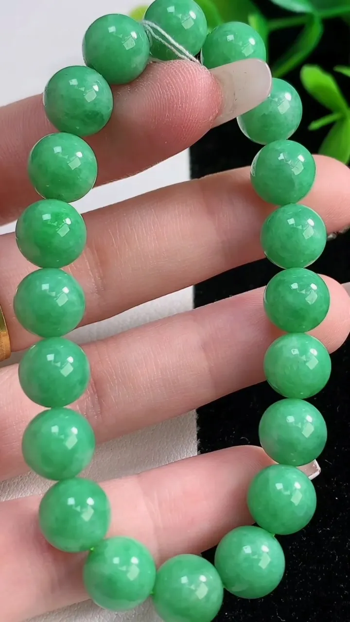 天然A货翡翠圆珠手串，尺寸9.5-20颗，重量:28.51g12月27日
工厂直销收藏佳品,种好水足，色泽均匀，有种有色，上手高大气！