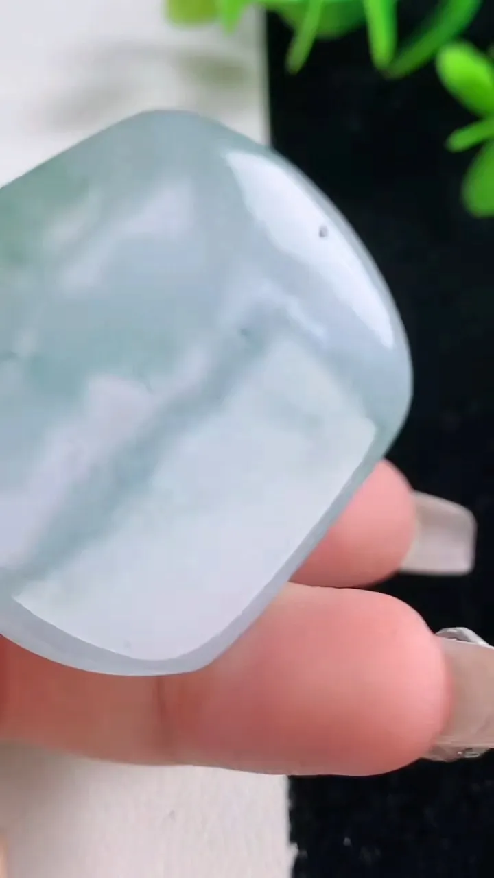 天然A货翡翠飘花大势至菩萨吊坠，尺寸47.8-38.6-8.4，重量:33.52g
12月27日