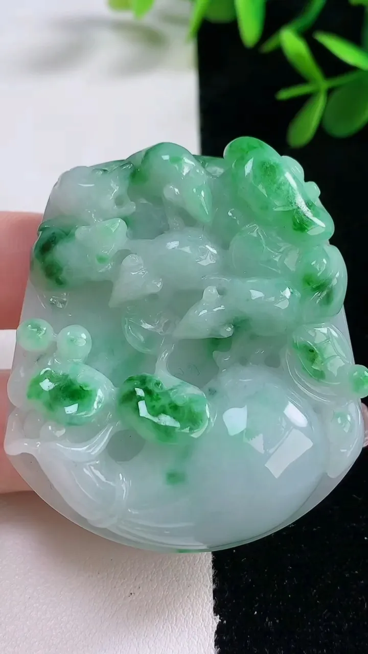 天然A货翡翠五鼠运财吊坠，尺寸50.2-45-13.7，重量:56.28g
12月27日