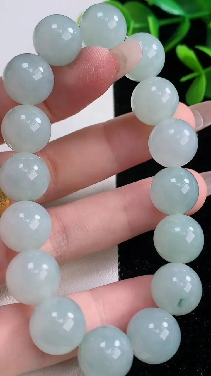 天然A货翡翠飘花圆珠手串，尺寸12-16颗，重量:50.55g12月27日
工厂直销收藏佳品,种好水足，色泽均匀，有种有色，上手高大气！