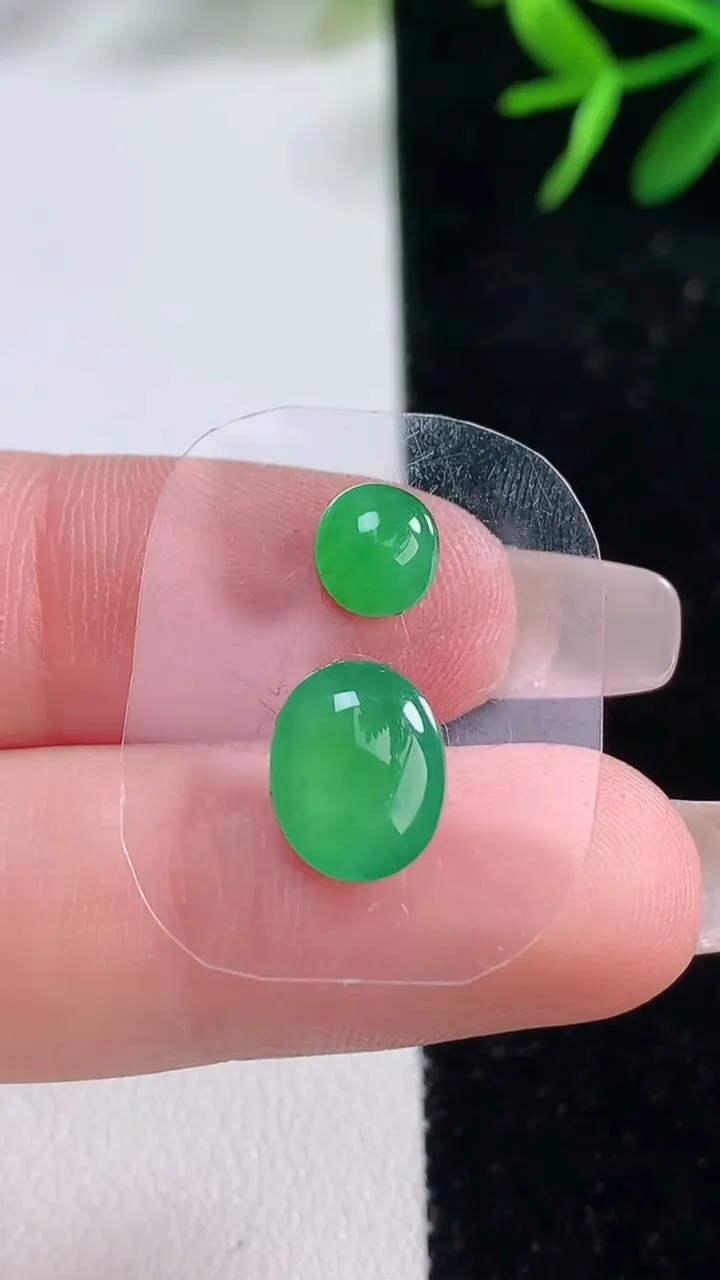 天然A货翡翠蛋面镶嵌件一对，尺寸10.5-8.3，重量:0.81g
12月27日