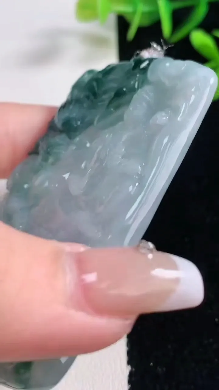 天然A货翡翠飘花祥龙大势至菩萨吊坠，尺寸69-43.6-6.2，重量:44.15g
12月27日