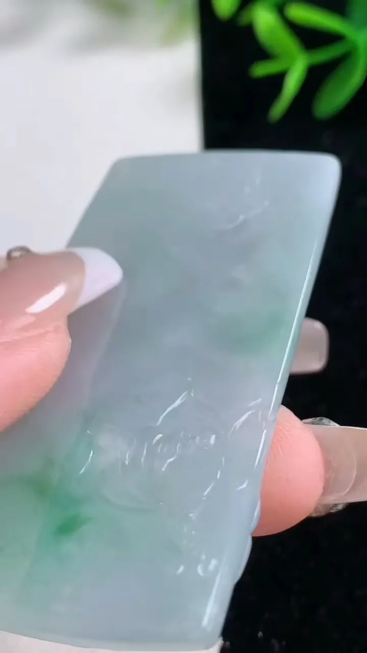 天然A货翡翠不动明王吊坠，尺寸61.4-33.2-5.5，重量:27.20g
12月27日