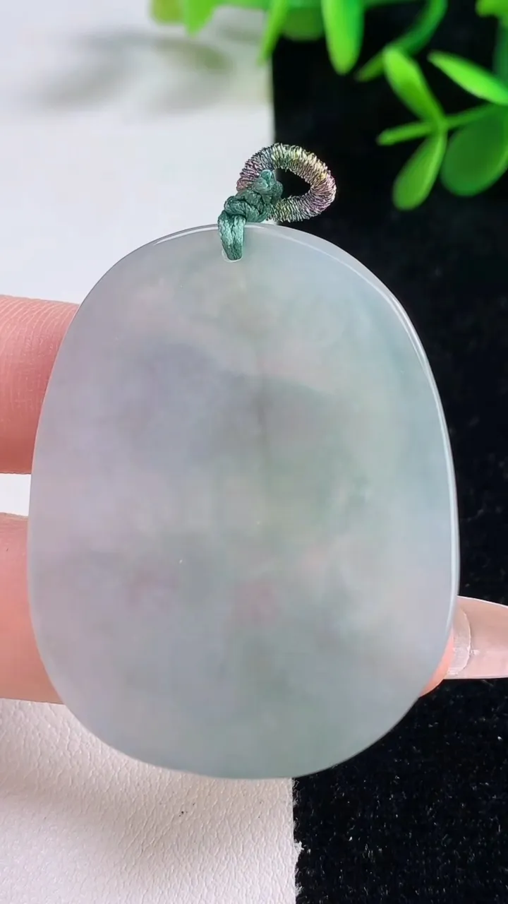 天然A货翡翠生肖猪吊坠，尺寸45.8-35.3-4.8，重量:18.94g
12月27日