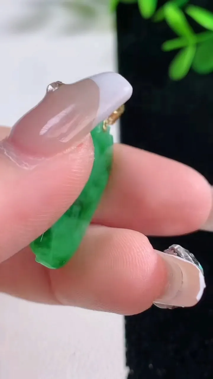 天然A货翡翠龙牌吊坠，尺寸27-14.7-7，重量:4.72g
12月27日