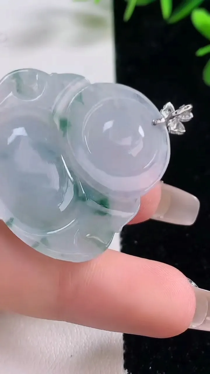 天然A货翡翠种飘花佛公吊坠，尺寸35.7-38.8-6.4，重量:13.87g
12月27日