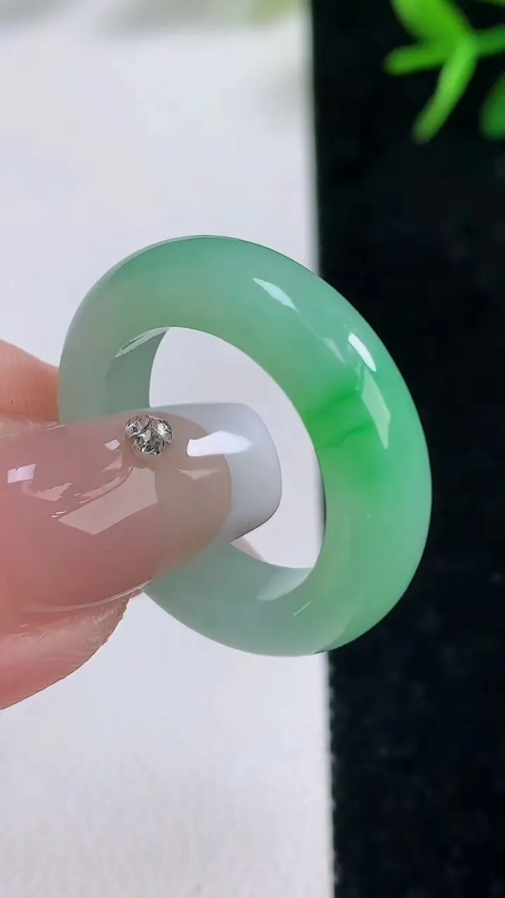 天然A货翡翠指环戒指，尺寸17.2-5.3-4，重量:5.01g2025年12月27日
工厂直销收藏佳品,种好水足，色泽均匀，有种有色，上手高大气！