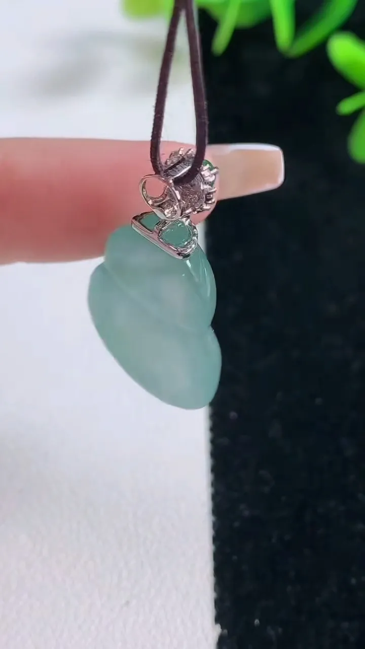 天然A货翡翠葫芦吊坠，尺寸22.4-17.8-5.2，重量:4.64g
12月27日