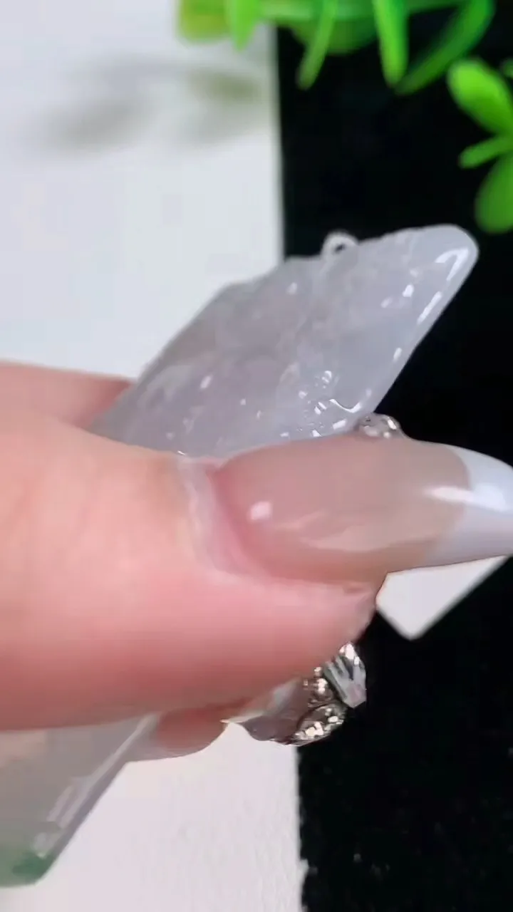 天然A货翡翠祥龙不动明王吊坠，尺寸64-41.7-4.6，重量:33.66g
12月27日