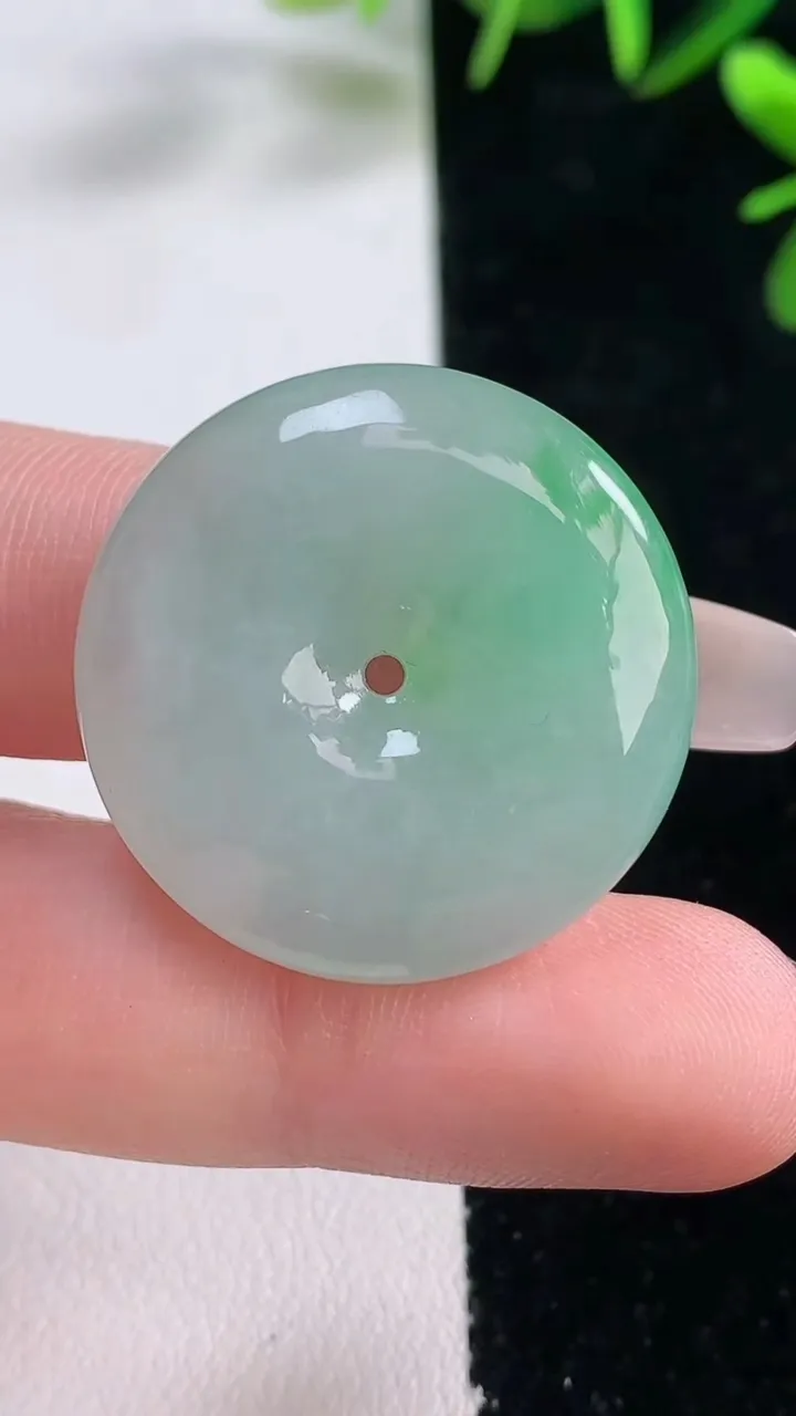 天然A货翡翠平安扣吊坠，尺寸27.8-6.5，重量:11.11g
12月27日