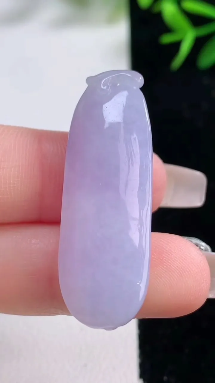 天然A货翡翠紫罗兰福瓜吊坠，尺寸38.8-13.2-10.2，重量:10.35g
12月27日