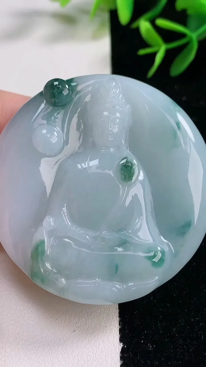 天然A货翡翠飘花大势至菩萨吊坠，尺寸54-12，重量:74.47g
12月27日