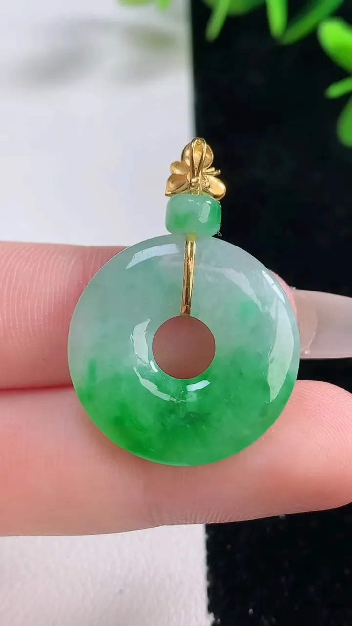 天然A货翡翠平安环吊坠，尺寸22.8-3.6，重量:4.50g
12月27日