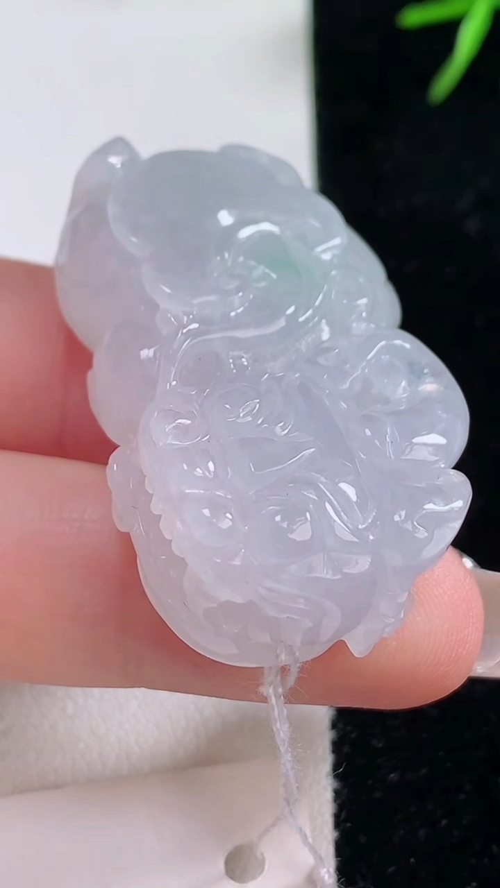 天然A货翡翠霸王貔貅吊坠，尺寸42-22.7-12.6，重量:28.08g
12月27日