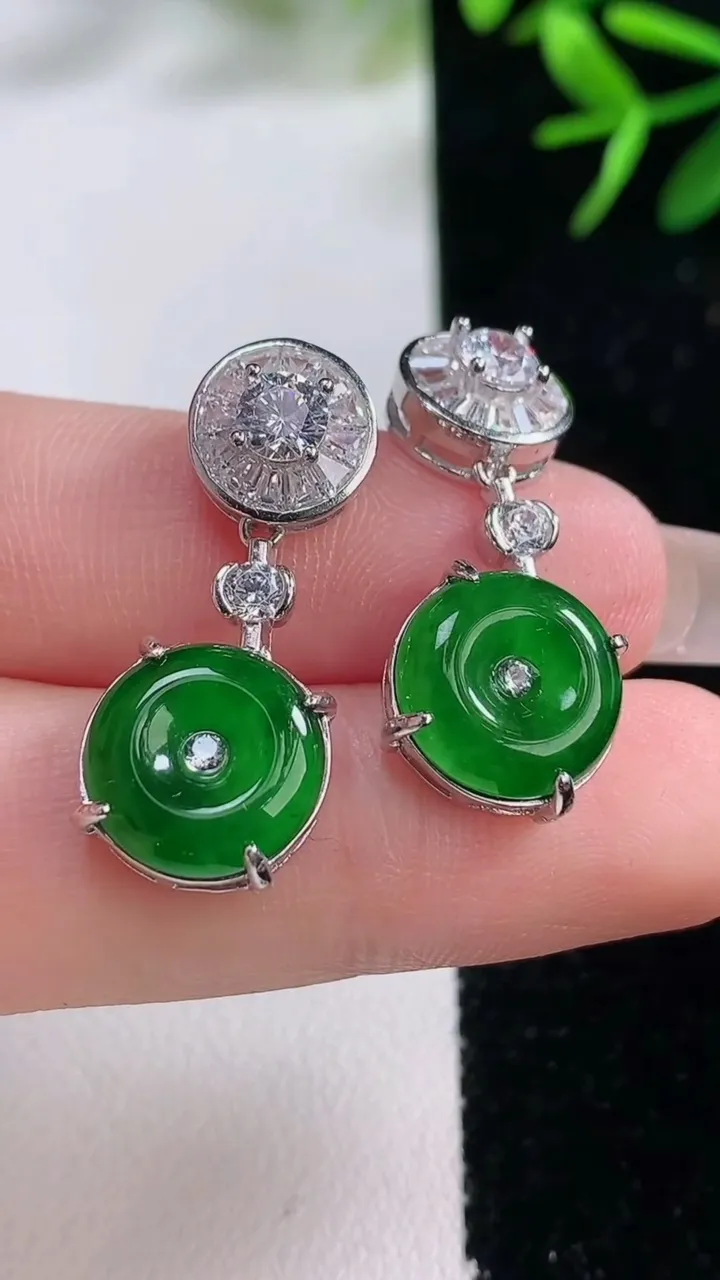 天然A货翡翠蛋面吊坠，尺寸11.6-5，重量:5.26g
12月27日