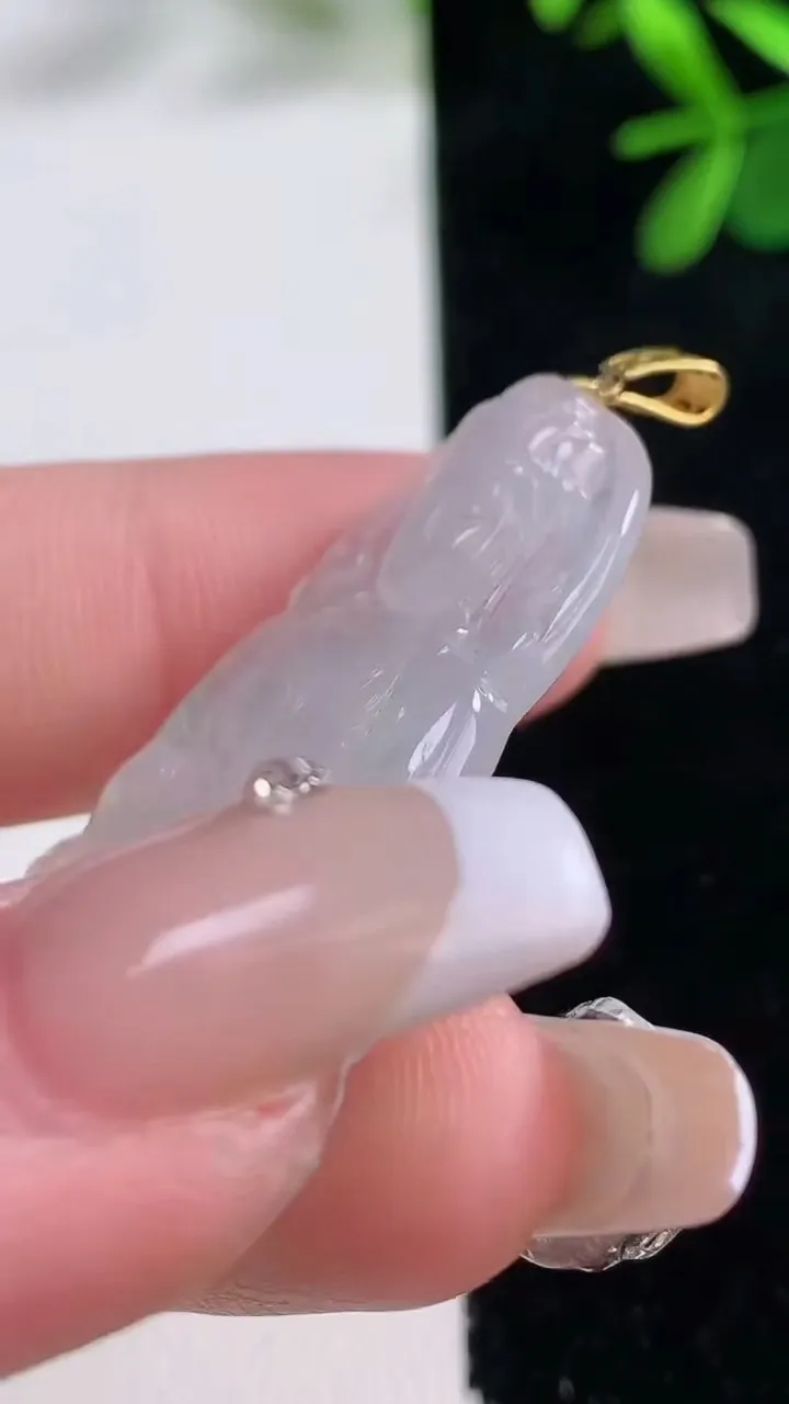 天然A货翡翠种白冰观音菩萨吊坠，尺寸40.8-25-3.8，重量:7.24g
12月27日