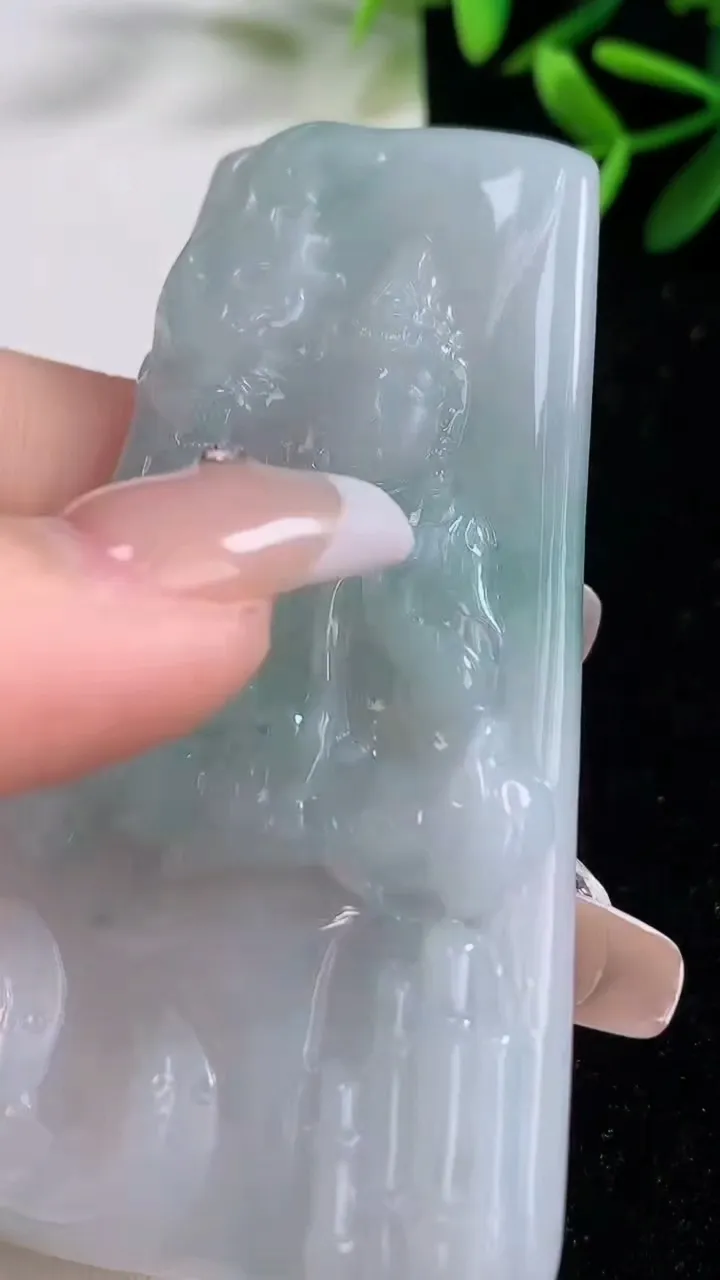 天然A货翡翠祥龙观音菩萨吊坠，尺寸73.3-38.7-7，重量:39.25g
12月27日