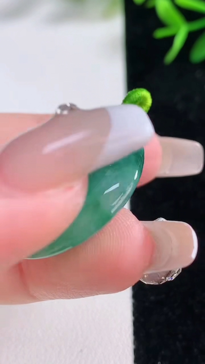 天然A货翡翠平安扣吊坠，尺寸27.5-5.9，重量:9.52g
12月27日