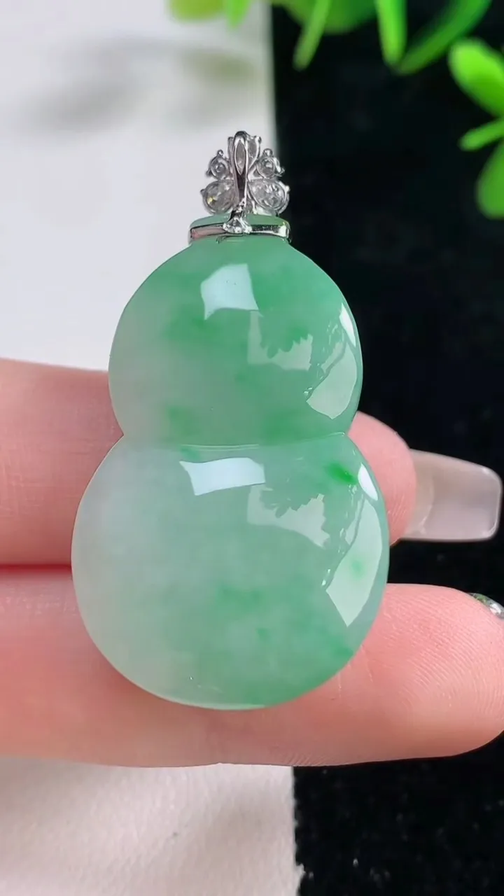 天然A货翡翠葫芦吊坠，尺寸35.6-22.3-13.5，重量:20.18g
12月27日