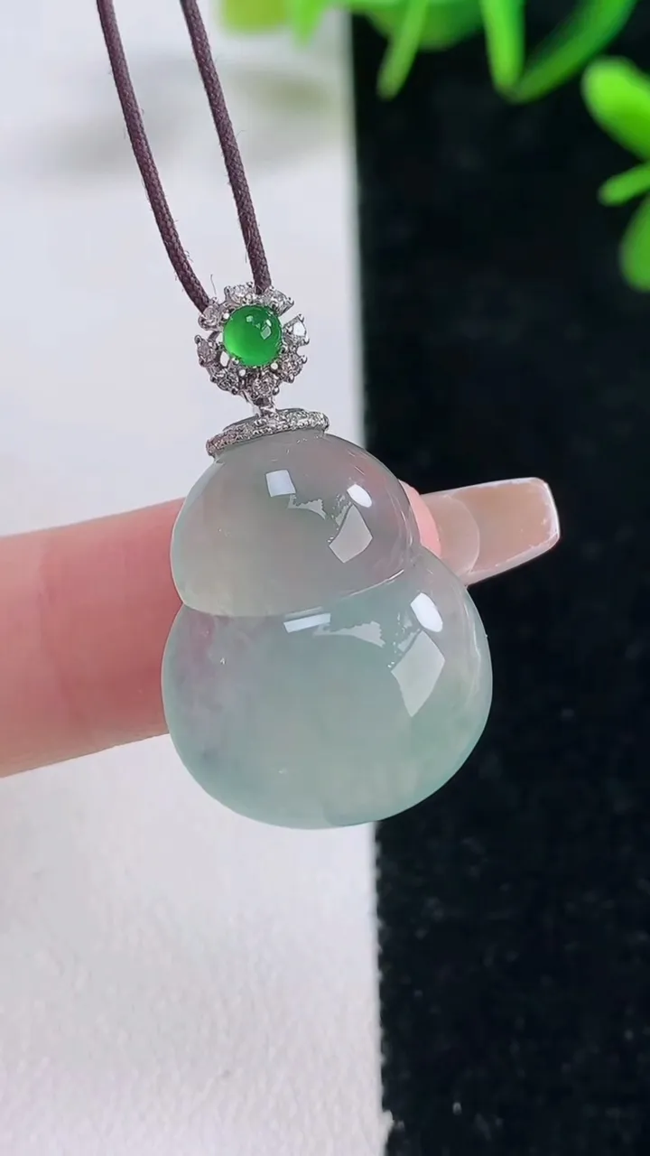 天然A货翡翠葫芦吊坠，尺寸22.4-17.8-5.2，重量:4.64g
12月27日