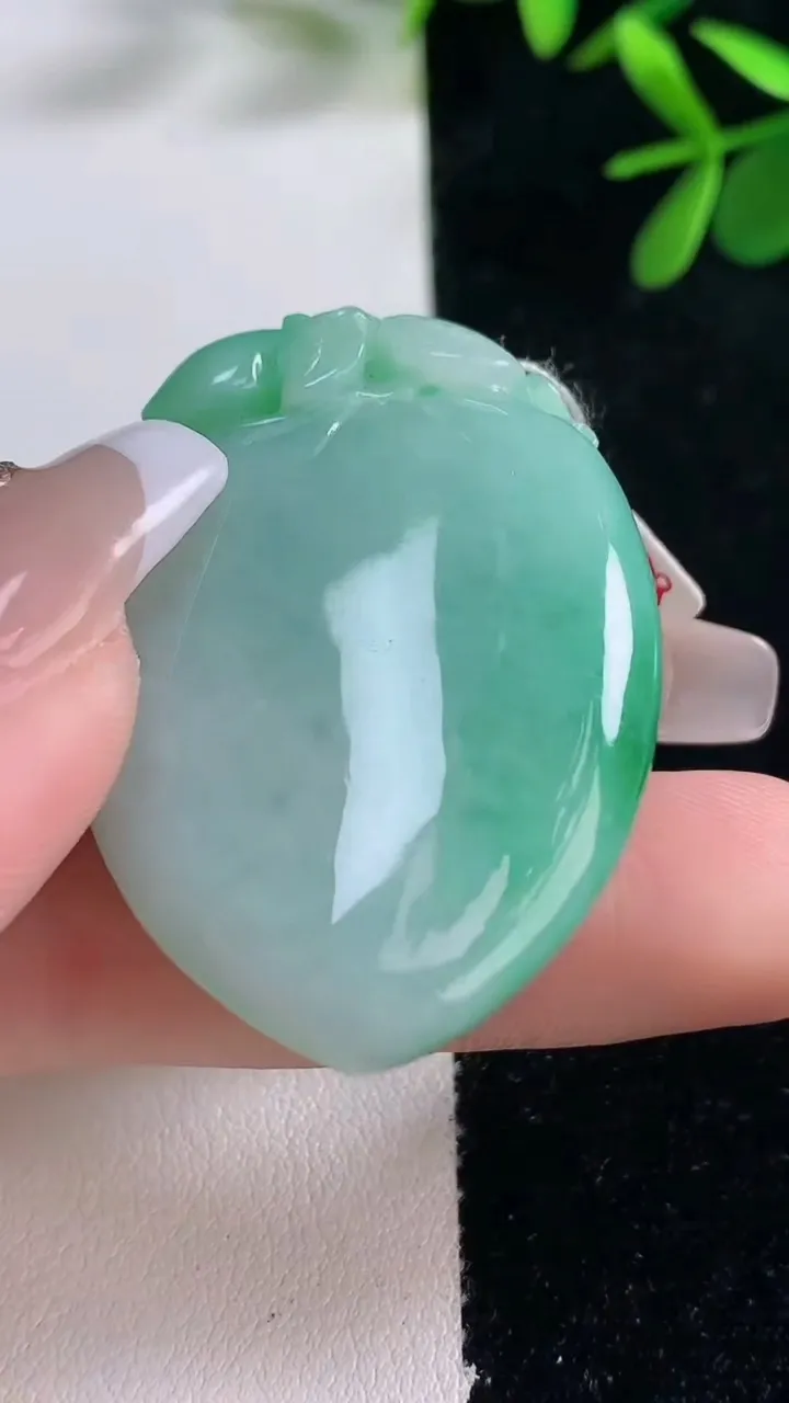 天然A货翡翠寿桃吊坠，尺寸44-30.5-12.4，重量:29.76g
12月27日