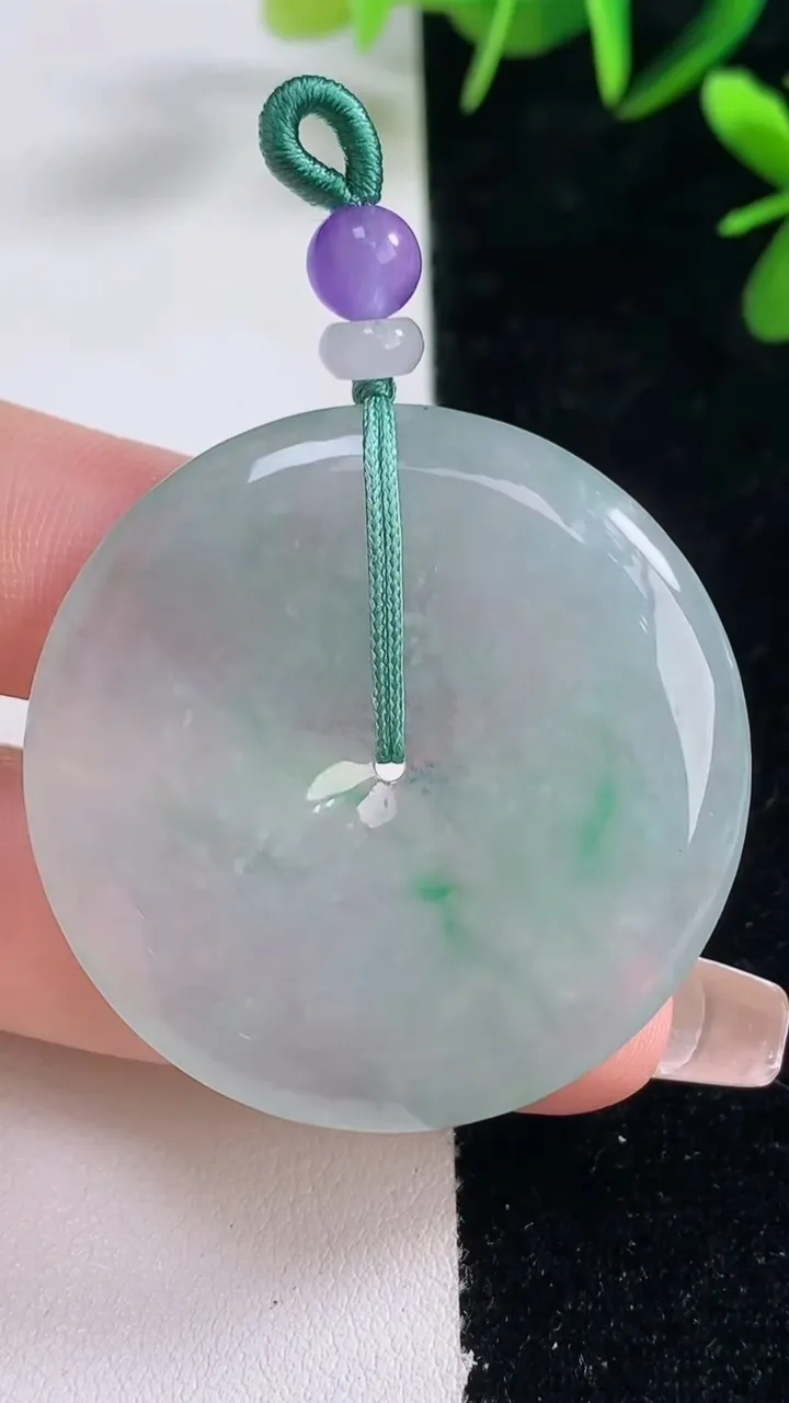 天然A货翡翠平安扣吊坠，尺寸40-5.6，重量:20.32g
12月27日