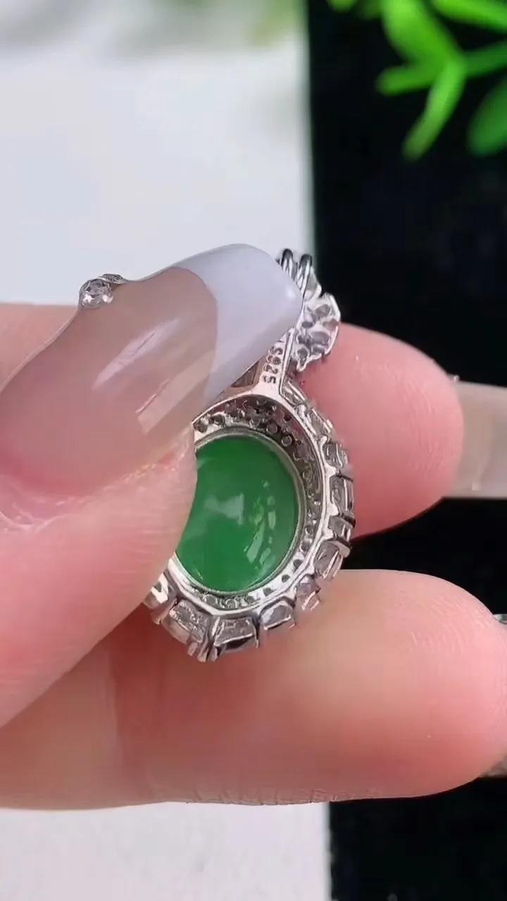 天然A货翡翠蛋面吊坠，尺寸26.3-13.4-8.3，裸石12.7-8.9重量:3.13g
12月27日