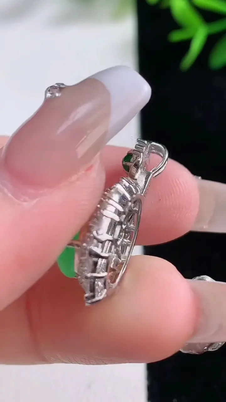 天然A货翡翠蛋面吊坠，尺寸26.3-13.4-8.3，裸石12.7-8.9重量:3.13g
12月27日