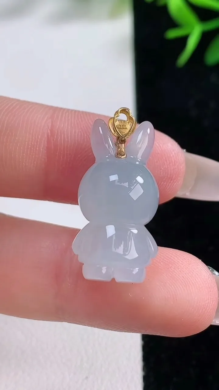 天然A货翡翠小兔子吊坠，尺寸26-12.6-11.7，重量:5.04g
12月27日