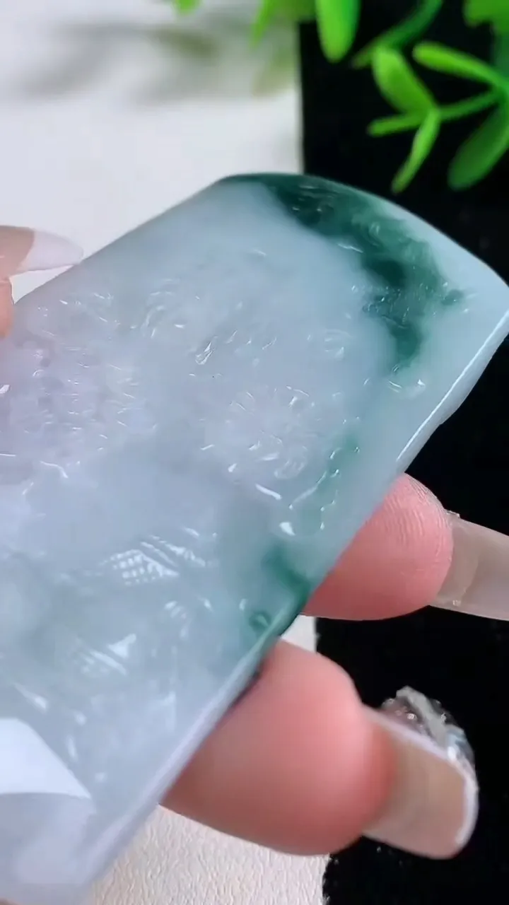 天然A货翡翠飘花御龙大日如来吊坠，尺寸71.8-39.2-6.6，重量:42.23g
12月27日