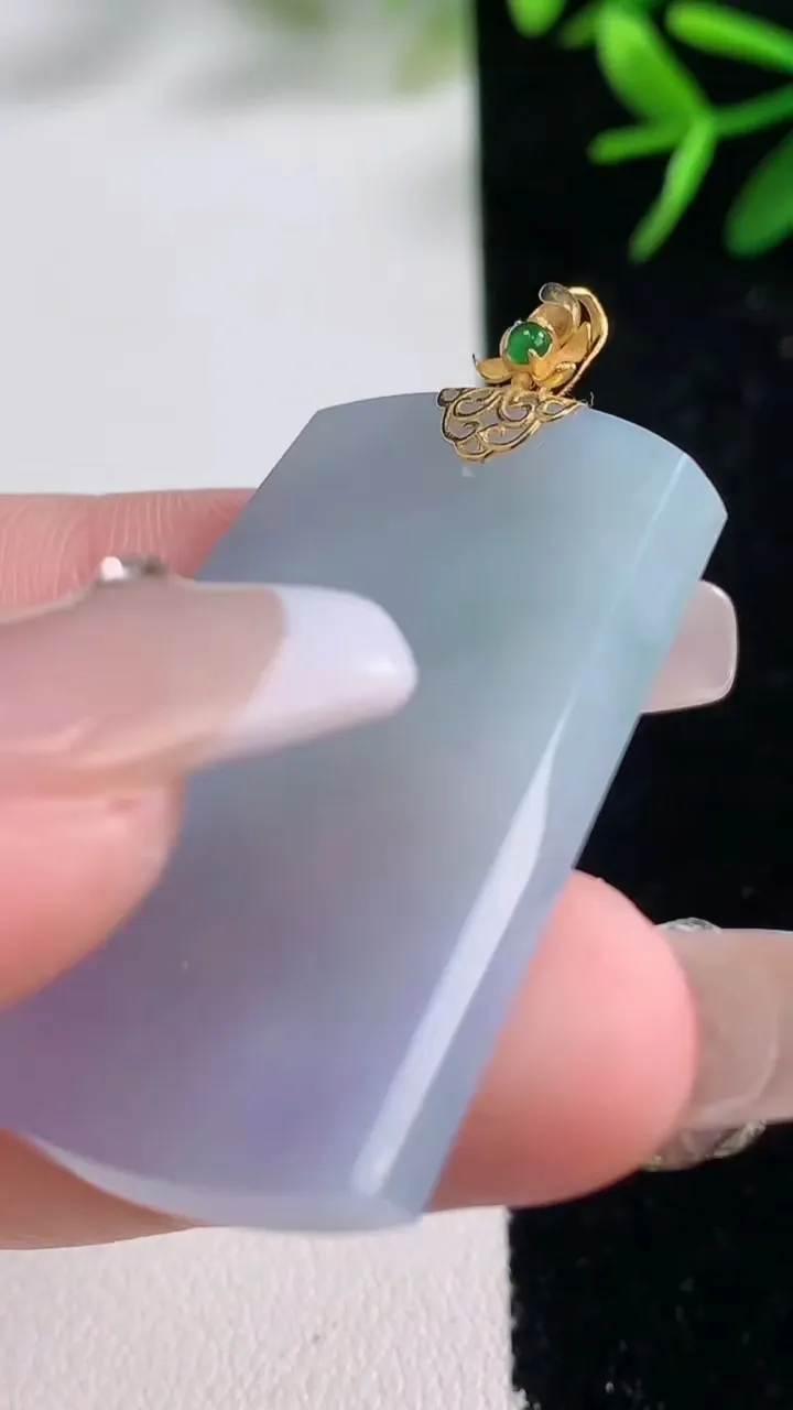 天然A货翡翠18K金紫罗兰无事牌吊坠，尺寸38.4-26.8-3.5，重量:10.91g
12月27