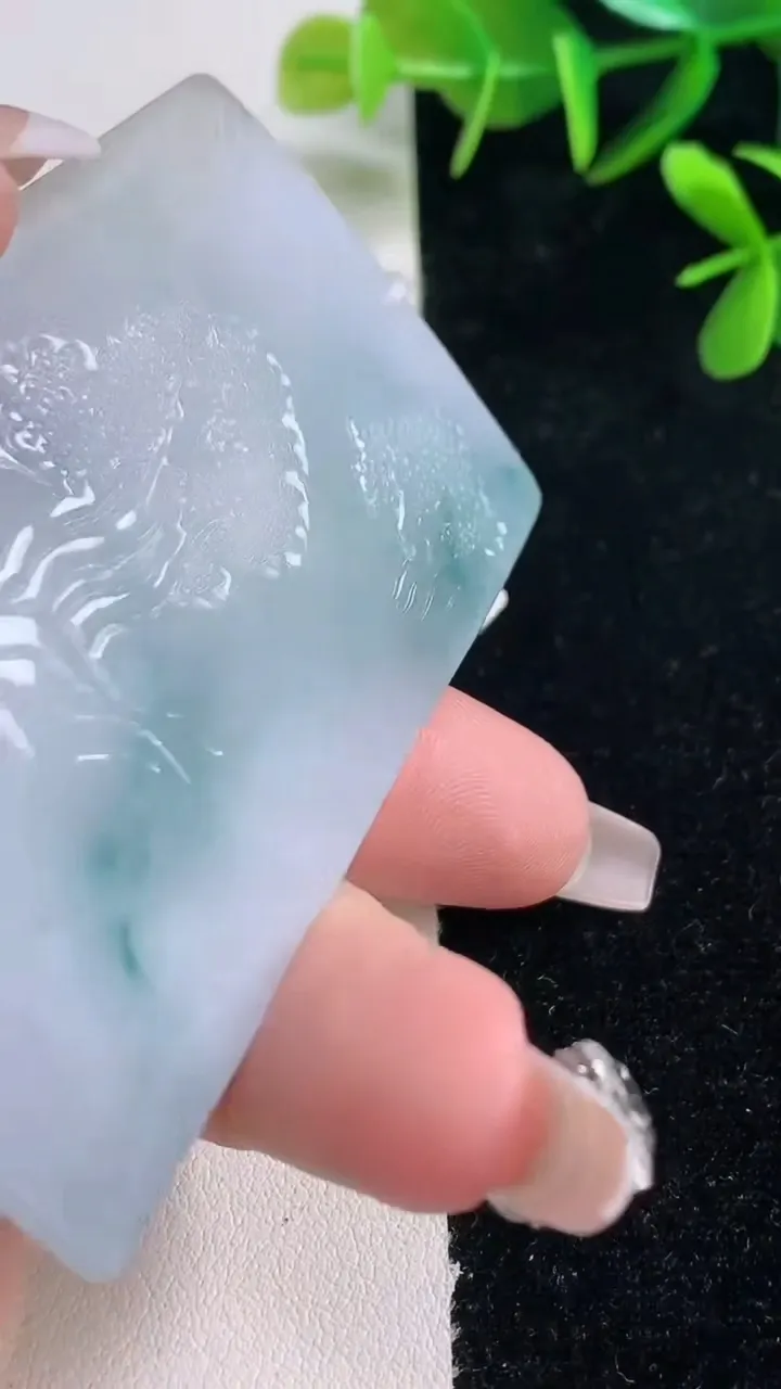 天然A货翡翠飘花观音菩萨吊坠，尺寸70-45-5.7，重量:46.28g
12月27日