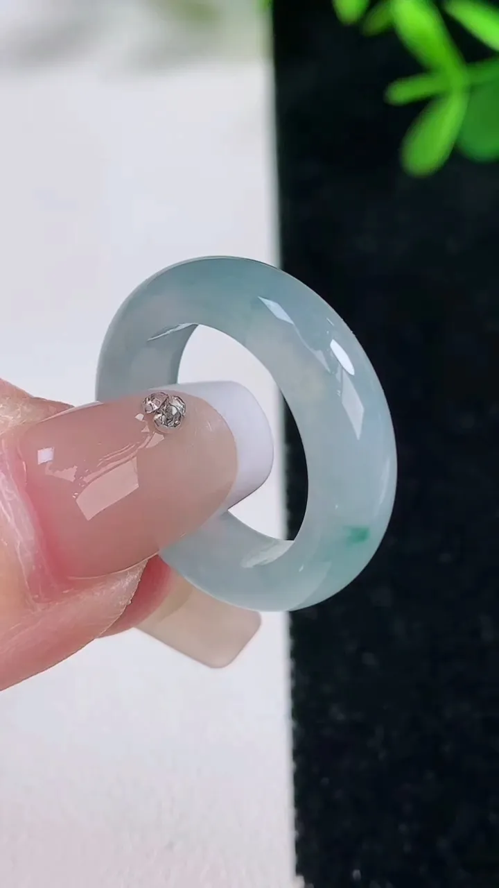 天然A货翡翠冰种飘花指环戒指，尺寸16.3-5.7-3.3，重量:4.18g2025年12月27日
