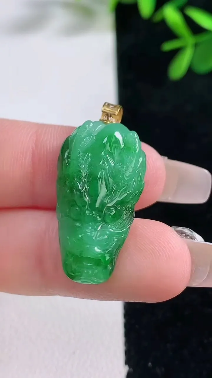 天然A货翡翠龙牌吊坠，尺寸27-14.7-7，重量:4.72g
12月27日