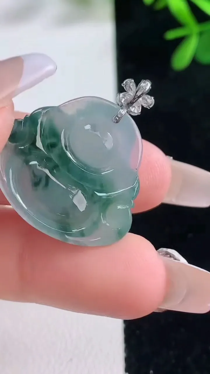 天然A货翡翠种飘花佛公吊坠，尺寸22.6-25.2-7.3，重量:5.99g
12月27日