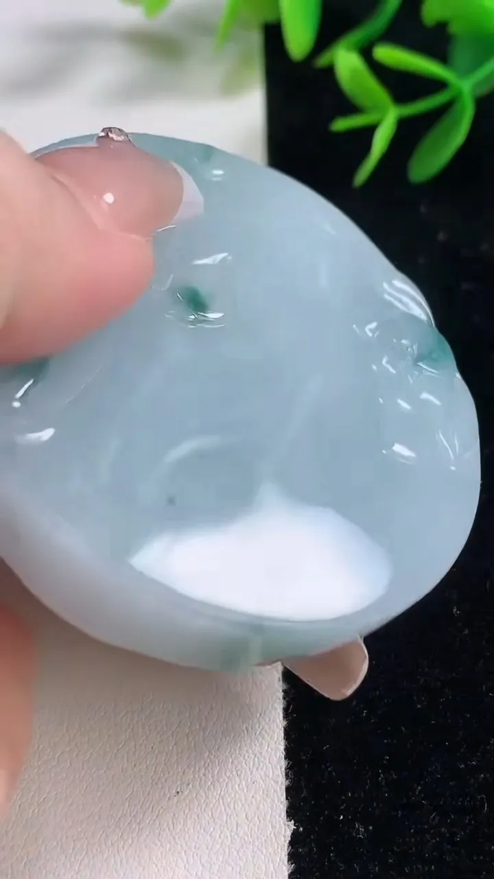 天然A货翡翠飘花大势至菩萨吊坠，尺寸54-12，重量:74.47g
12月27日