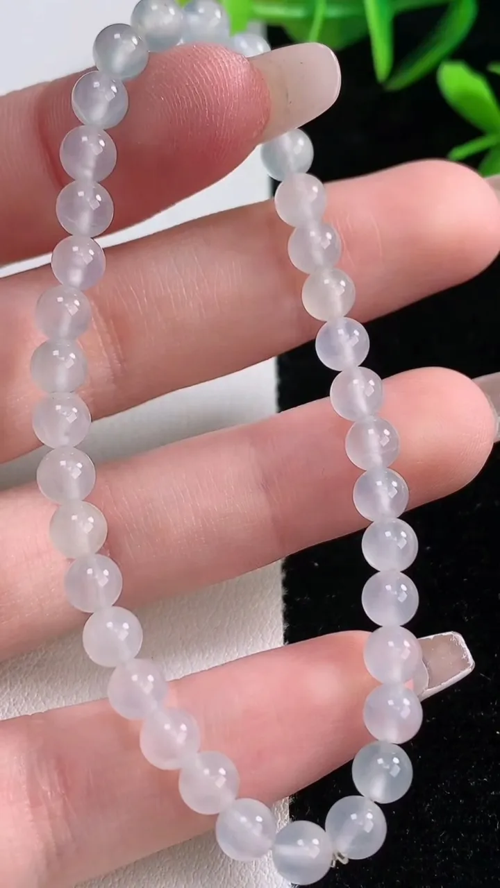 天然A货翡翠种白冰圆珠手串，尺寸5.2-35颗，重量:8.06g12月27日
工厂直销收藏佳品,种好水足，色泽均匀，有种有色，上手高大气！