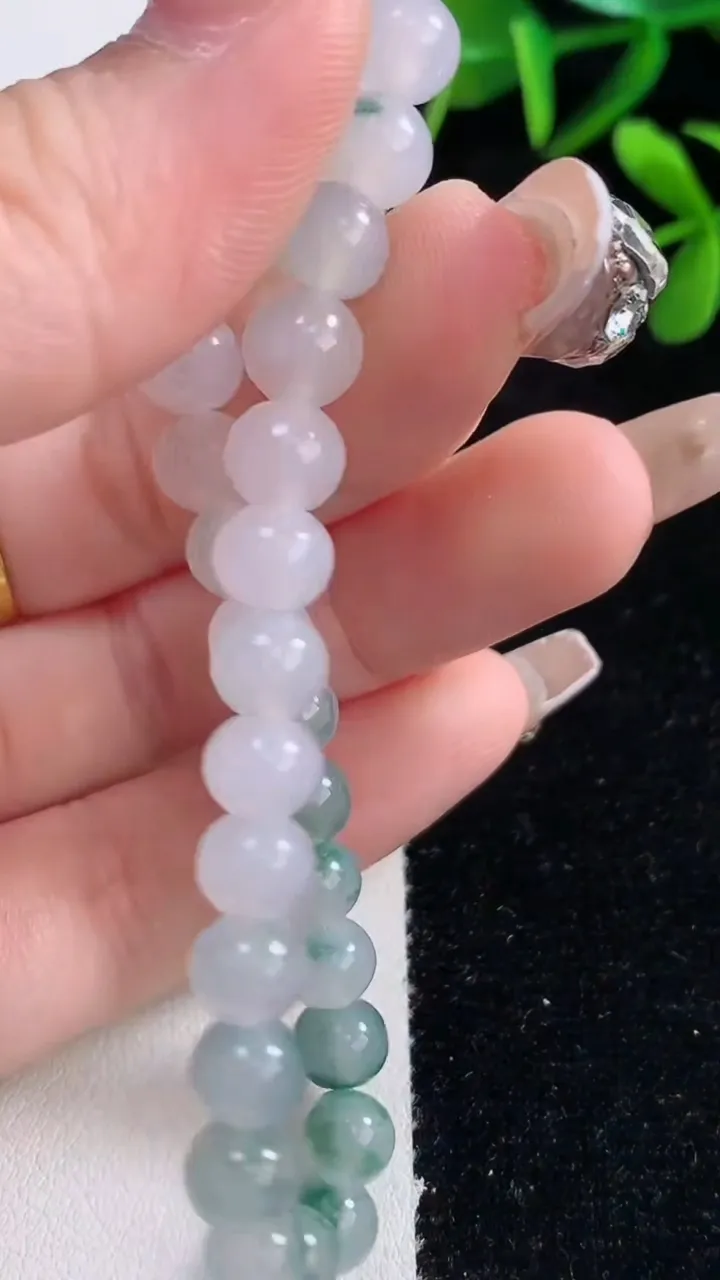 天然A货翡翠种飘花圆珠手串，尺寸7-30颗，重量:16.04g12月27日
工厂直销收藏佳品,种好水足，色泽均匀，有种有色，上手高大气！