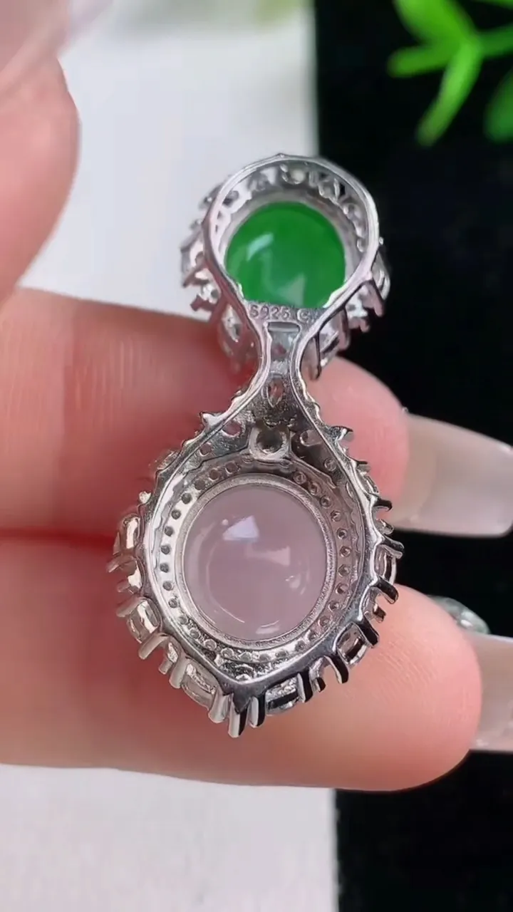 天然A货翡翠种白冰蛋面吊坠，尺寸36.5-15.8-10.2，裸石10-9.7重量:5.91g
12月27日