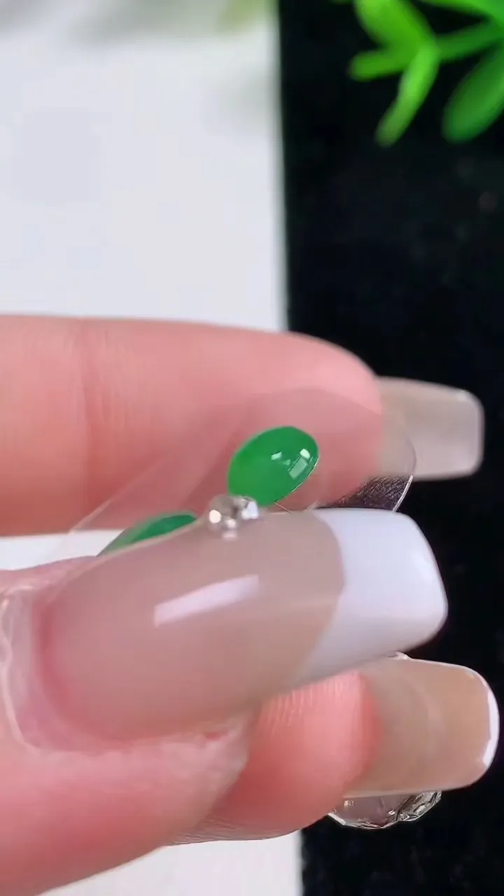 天然A货翡翠蛋面镶嵌件一对，尺寸10.5-8.3，重量:0.81g
12月27日