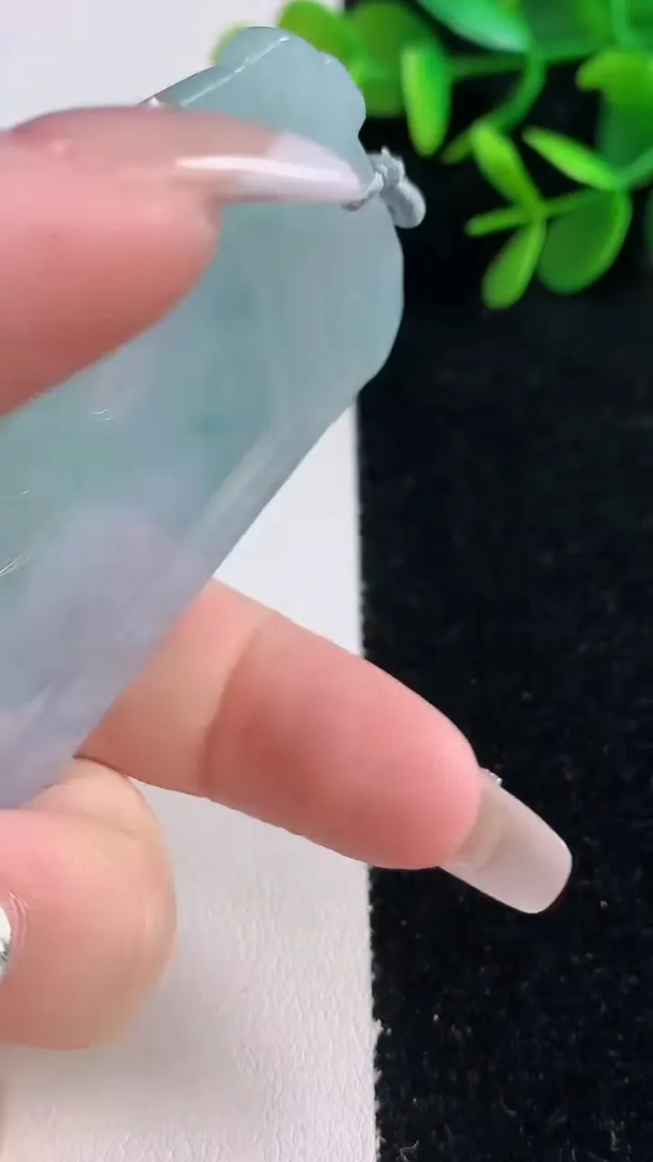 天然A货翡翠虚空藏菩萨吊坠，尺寸77.2-53.8-5.9，重量:48.56g
12月27日