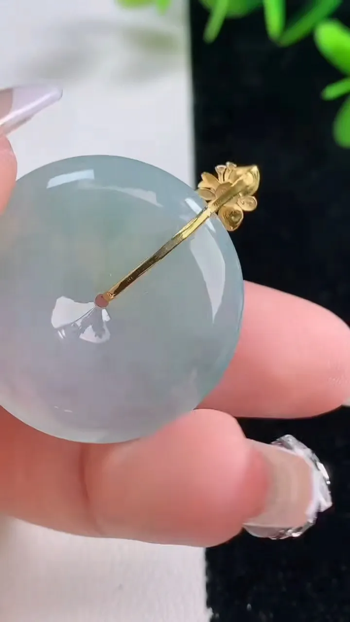 天然A货翡翠平安扣吊坠，尺寸29-5.6，重量:10.94g
12月27日