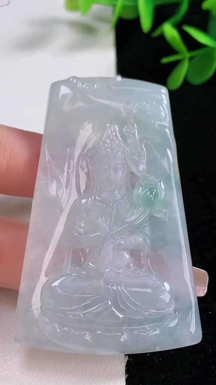 天然A货翡翠大势至菩萨吊坠，尺寸63.8-39.5-5.5，重量:28.84g
12月27日